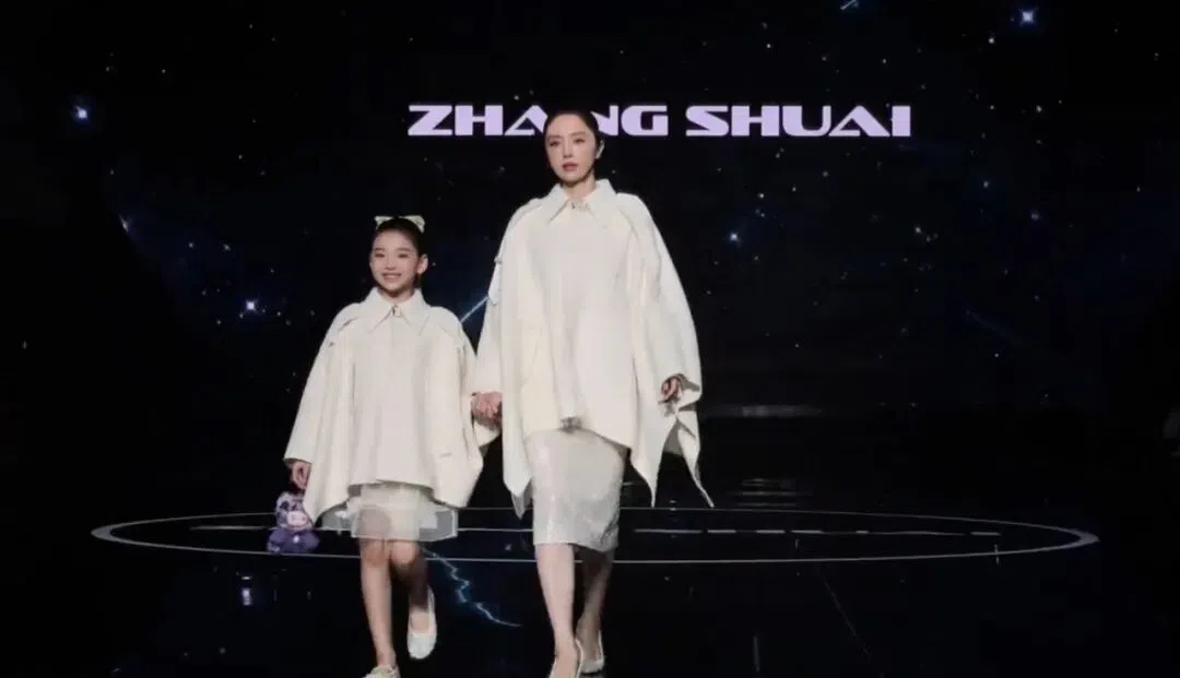 董璇曝光女儿“小酒窝”。（互联网）