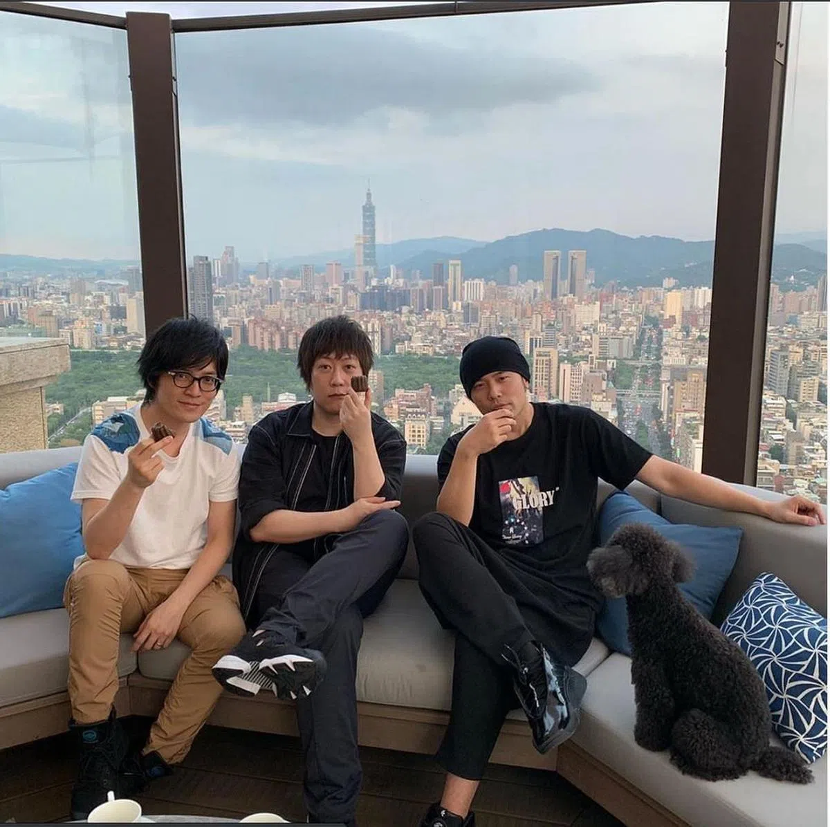 周杰伦（右）曾邀五月天阿信（中）和怪兽到家中作客。（互联网）