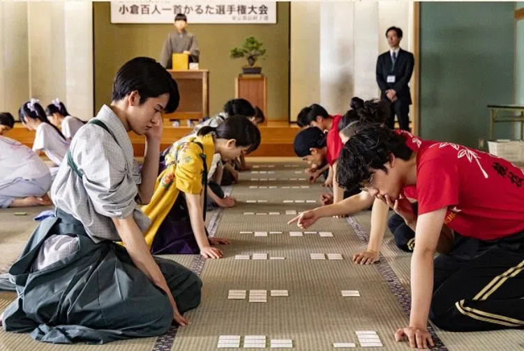 原为宫廷游戏的竞技歌牌，考验的不仅是选手的记性，还有听力、体力、思考能力和反应，身手越灵活敏捷越能打得漂亮。（取自剧集官网）