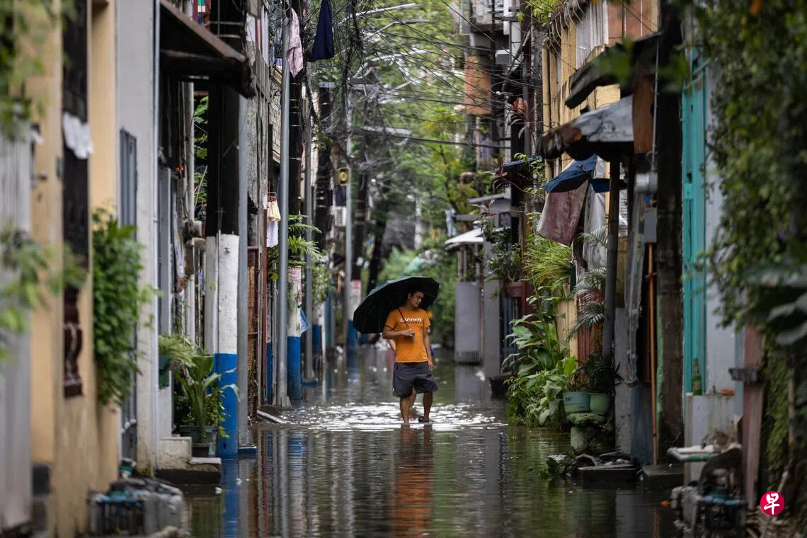 8月18日，菲律宾马尼拉连降大雨引发洪水，一名男子在水中跋涉。 （路透社）