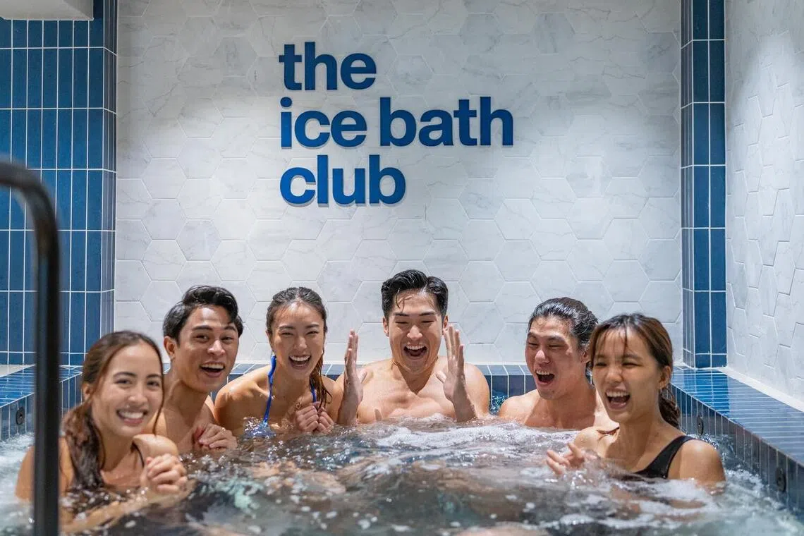 冰浴俱乐部支持男女共浴，提倡社交型疗愈，在寒冷水池中保持温暖笑容。（受访者提供）