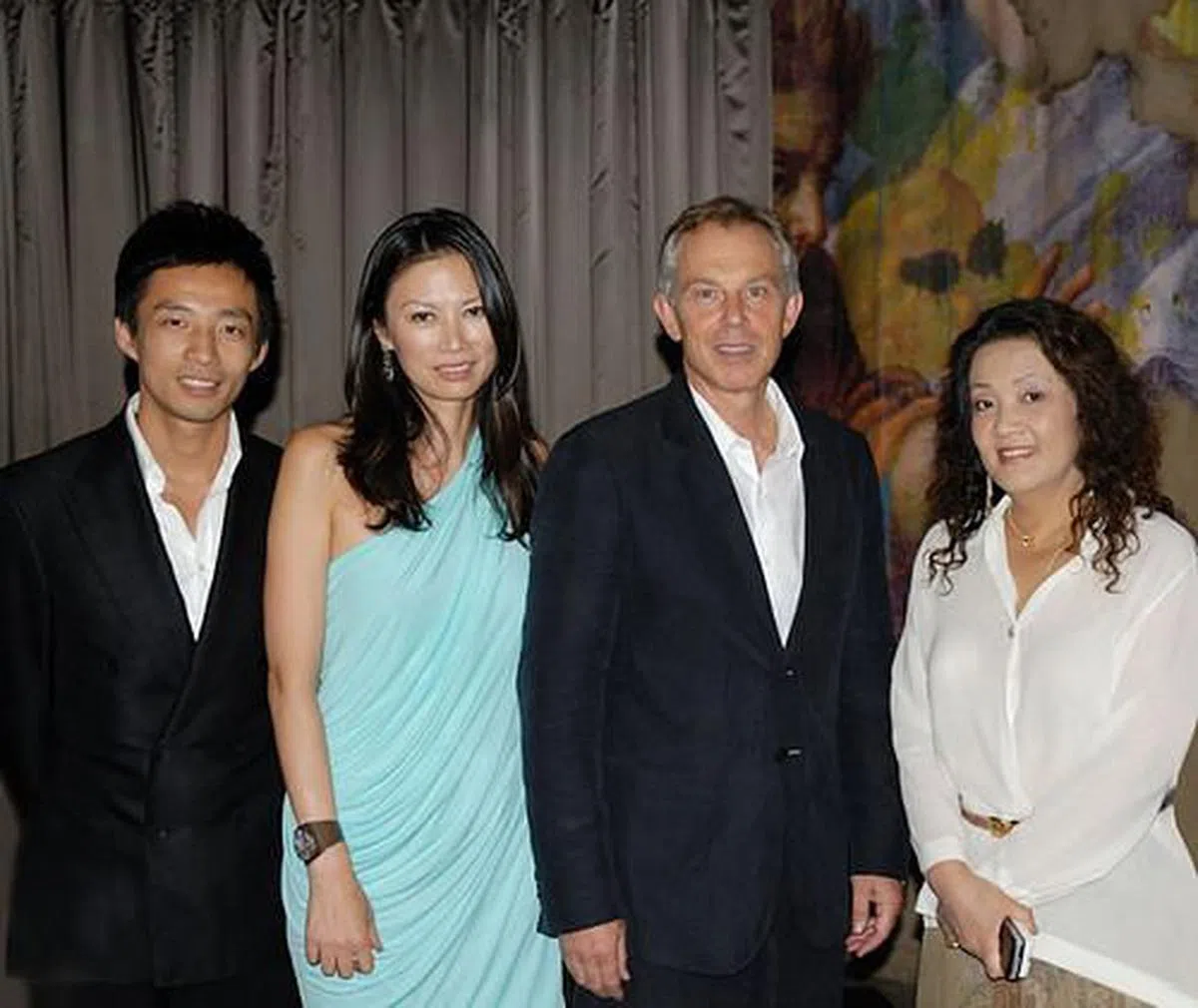 张兰（右一）与汪小菲（左一）母子，在事业巅峰期曾与英国前首相布莱尔（Tony Blair）。美国企业家邓文迪合照。（互联网）