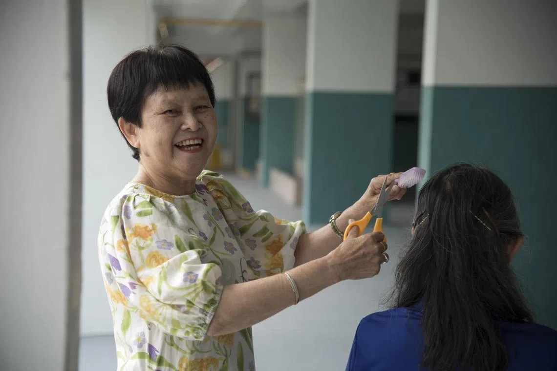 自称坐不住的郭月娘热心社区服务，曾参加过义剪活动。（特约伍书永摄）