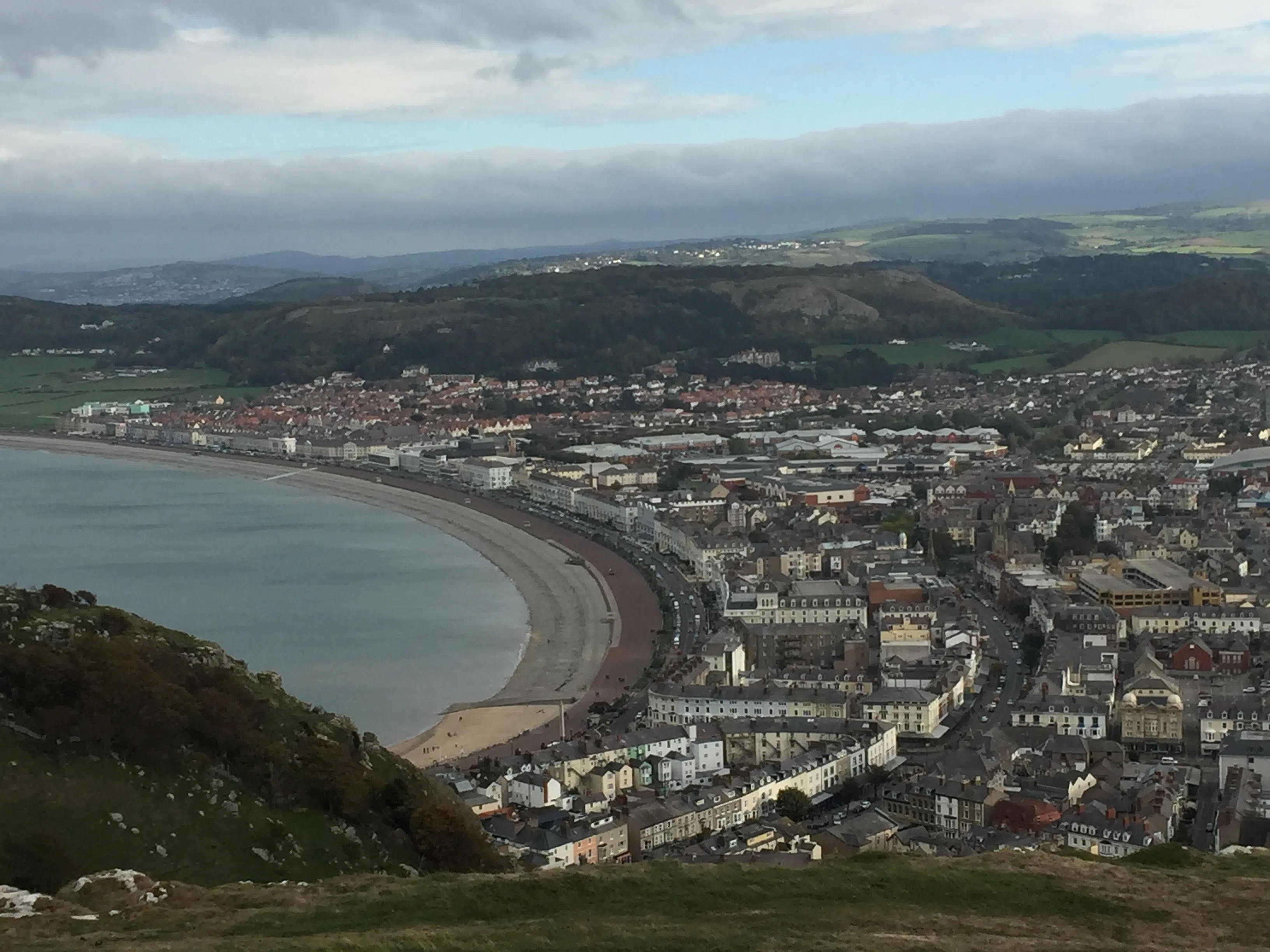 从大奥姆俯瞰兰迪德诺镇和远处山峦，风光尽收眼底。（张敬贤提供）