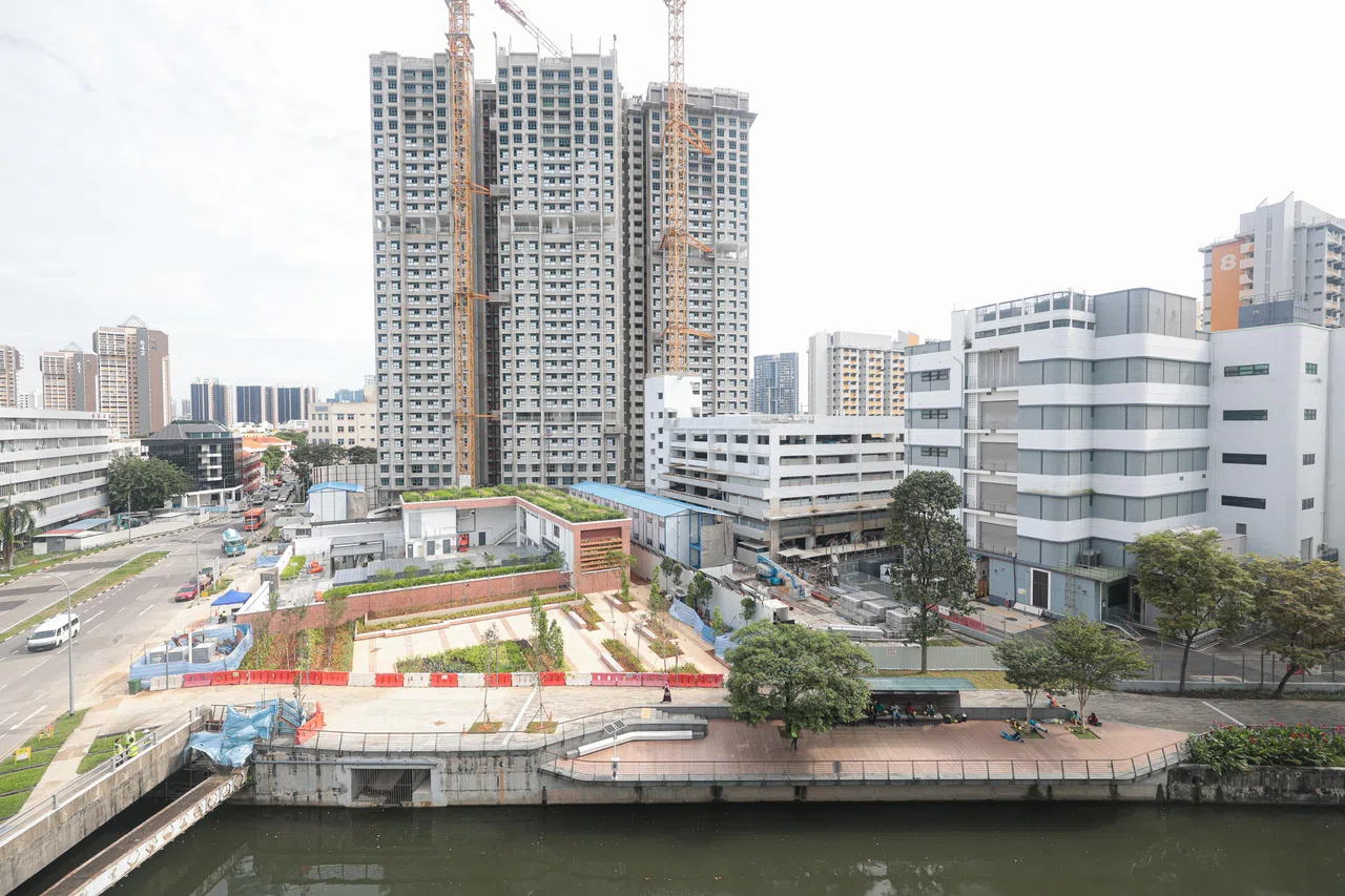 公用局把水泵站毗邻地段规划为广场，为居民增添活动空间。（李冠卫摄）