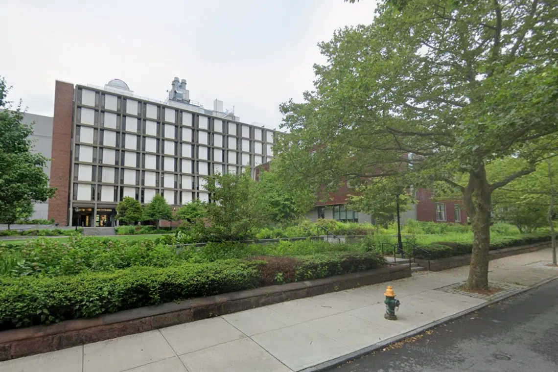 枪击案发生在布朗大学巴鲁斯—霍利（Barus & Holley）大楼，这栋建筑设有工程学院及物理系，有超过100间实验室、数十间教室及办公室。（谷歌地图截图）