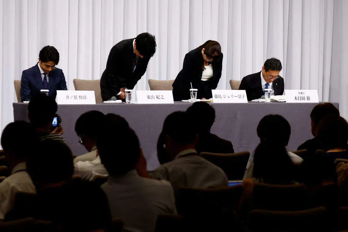 井之原快彦（左起）、东山纪之、藤岛茱莉景子和公司顾问律师木目田裕，鞠躬道歉。（路透社）