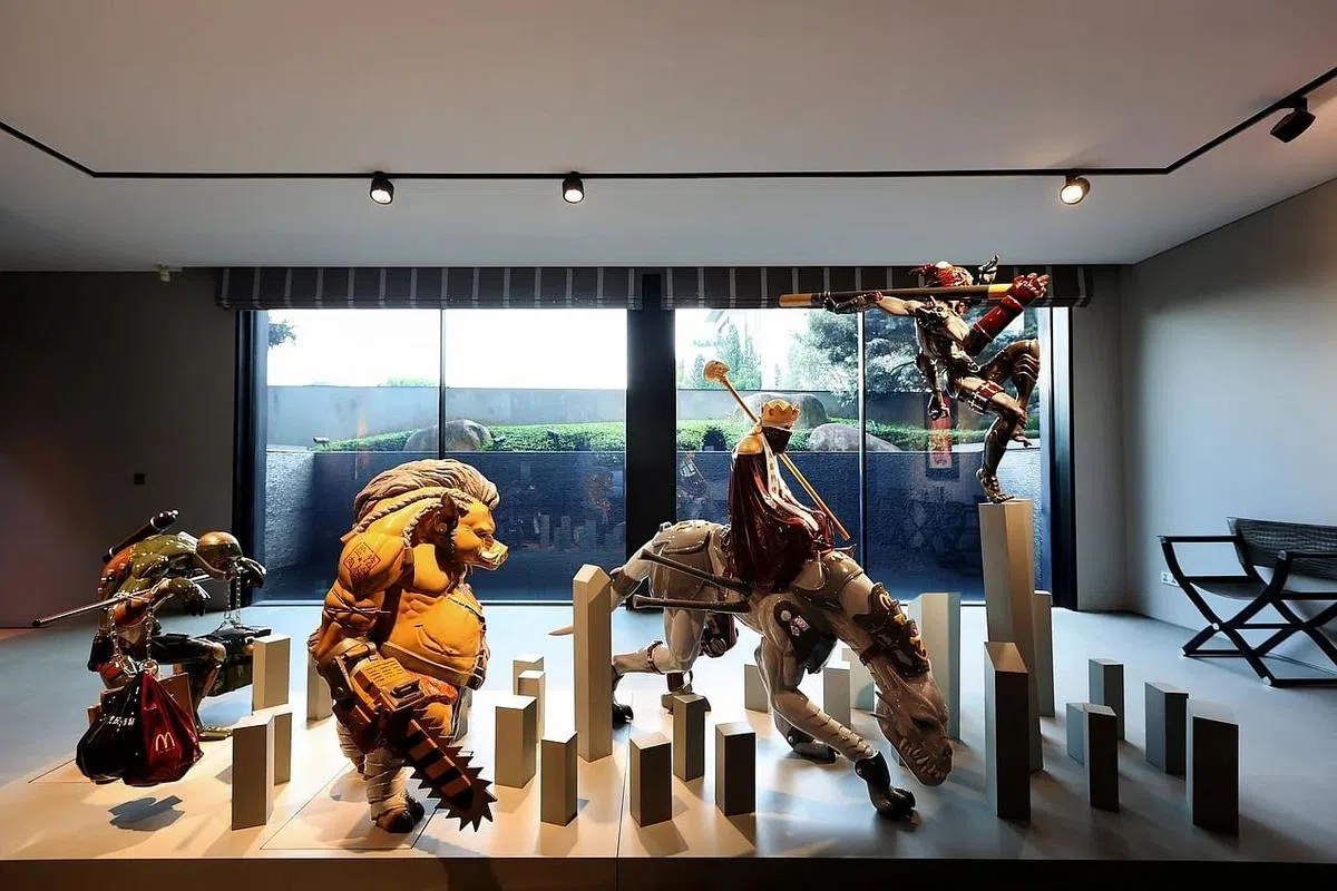 大型雕塑作品New York是艺术家Wang Mian以《西游记》为主题，创意诠释唐僧和三个徒弟取经的故事，也是屋主的重要收藏。（龙国雄摄）