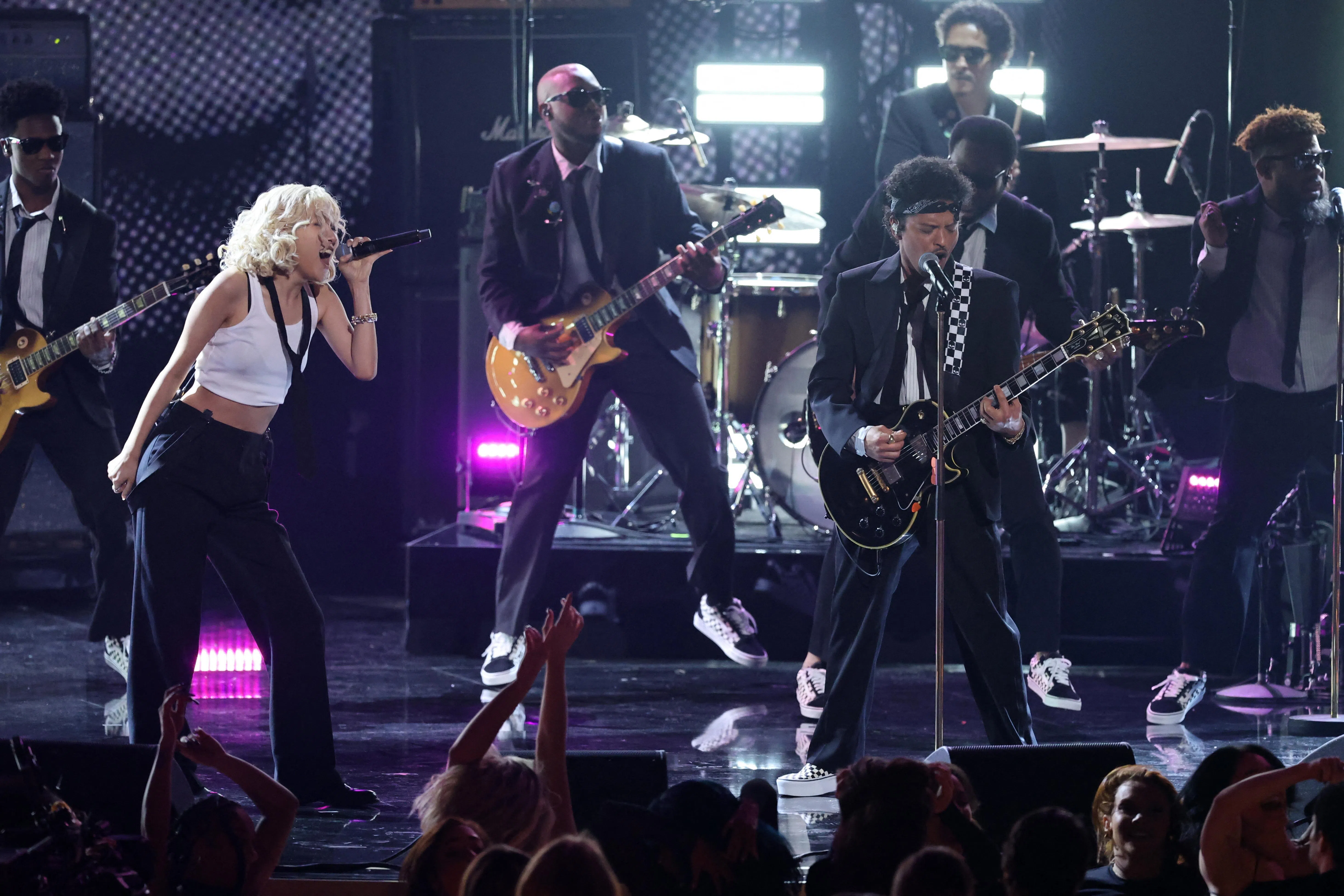 BLACKPINK成员Rosé与“火星人”布鲁诺（Bruno Mars）在格莱美舞台表演“APT.”。（路透社）