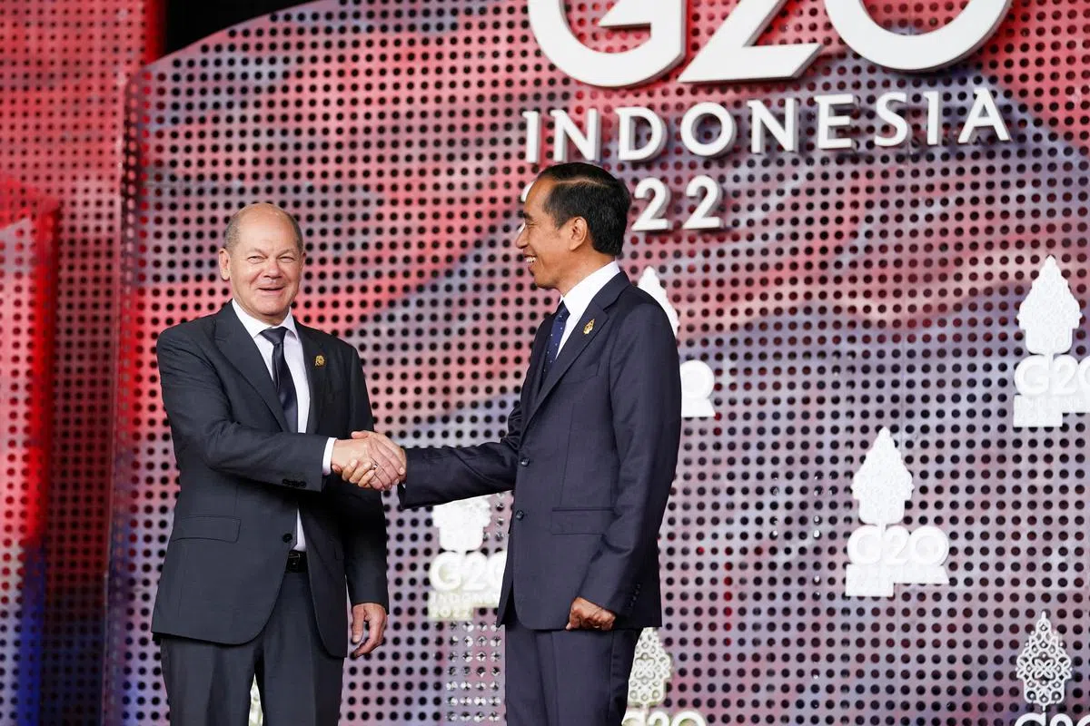 出席二十国集团（G20）峰会的德国总理朔尔茨（左），星期二（11月15日）在峰会地点峇厘岛与印度尼西亚总统佐科会面。（路透社）