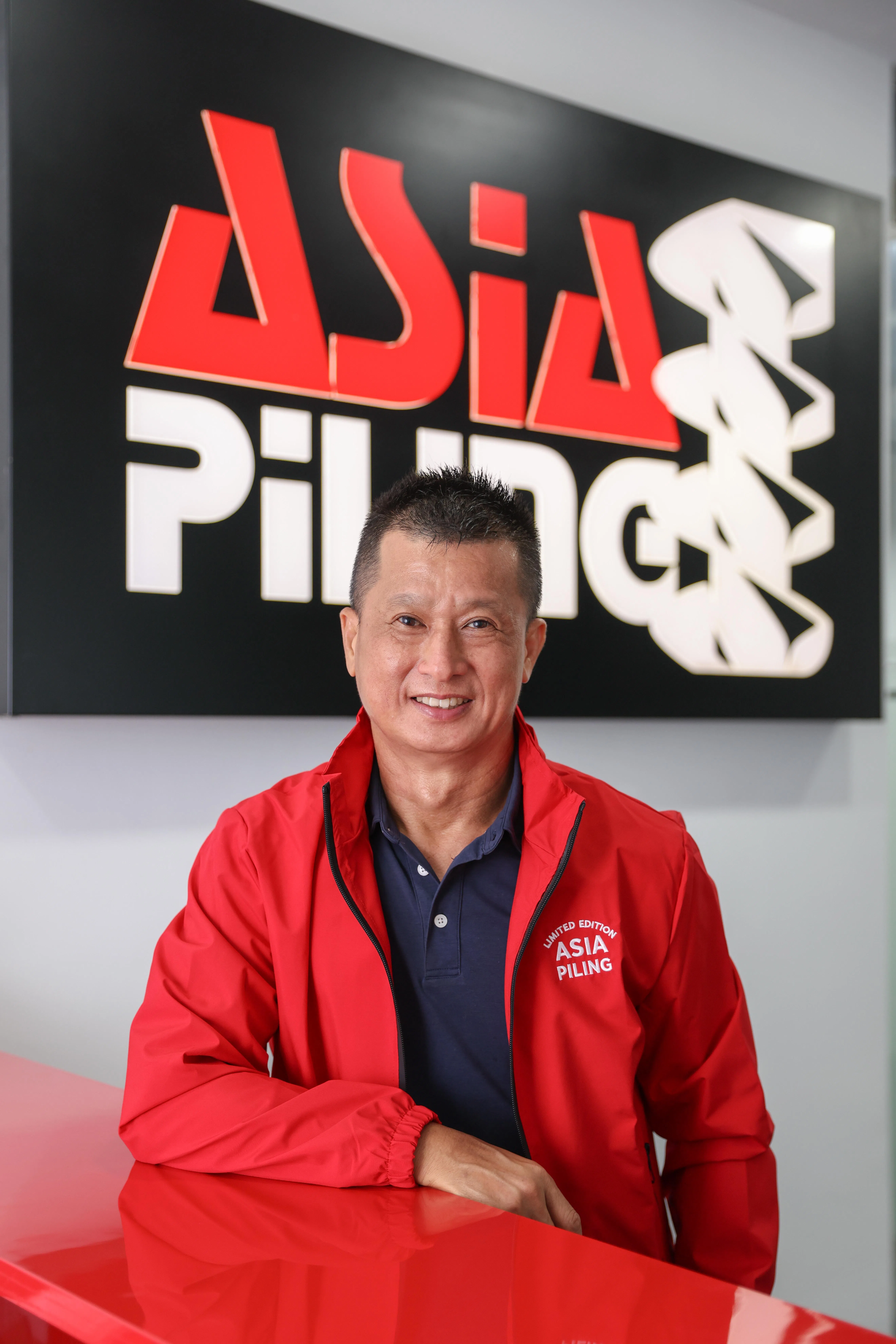 Asia Piling公司董事经理翁文海认为，在全球地缘政治局势持续紧张，战争推高建材、人工及融资成本的情况下，更充裕的融资渠道，有助于企业改善现金流，提早采购材料，并确保供应商及分包商获得及时付款，从而提升整个建筑供应链的稳定性，减少工程延误，并推动项目更顺利完成。（白艳琳摄）
