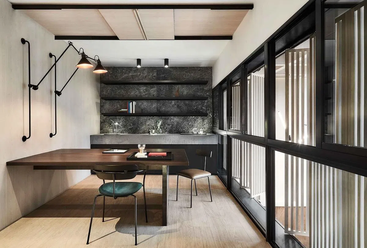 二楼狭长办公室空间的遮阳木框能折合或敞开。（Upstairs_提供照片）
