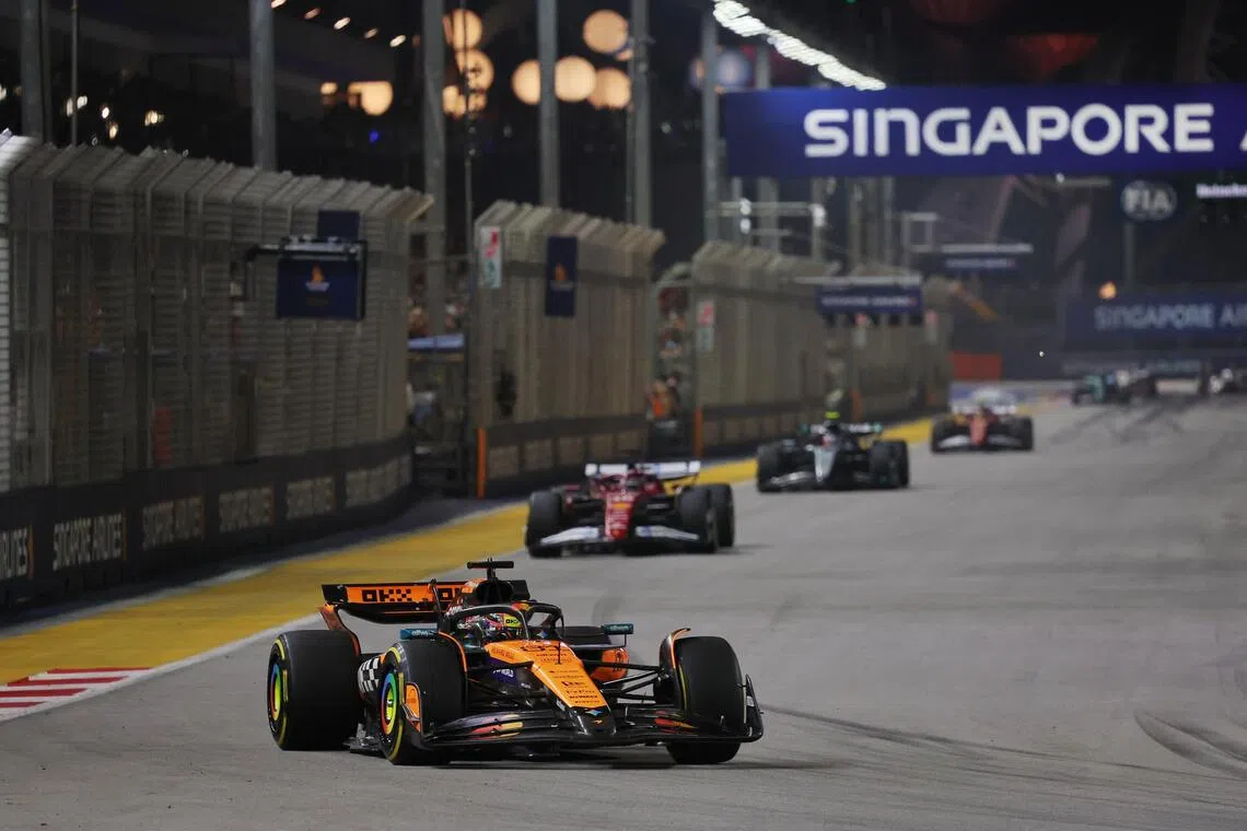 目前在车手积分榜领先的迈凯伦车手皮亚斯特里（前）以第四名完赛。（唐家鸿摄）