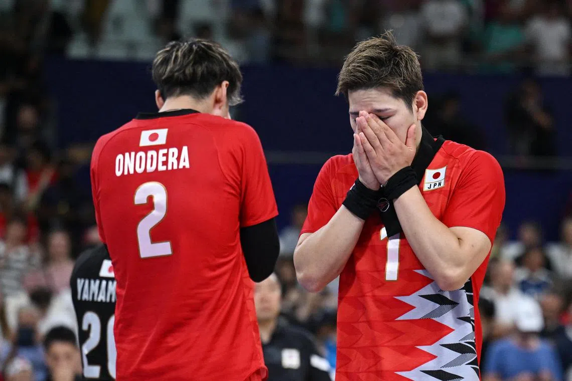 大好局势下被逆转，日本男子排球队队员西田有志（右）和小野寺太志感到难以置信。（路透社）