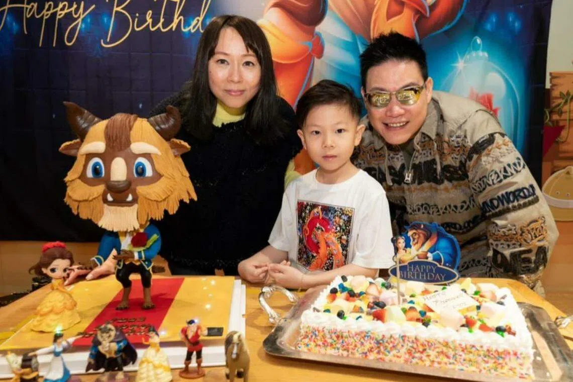苏永康（右）与妻子（左）结婚9年恩爱依旧。图为二人一起为儿子庆祝生日。（取自苏永康IG）