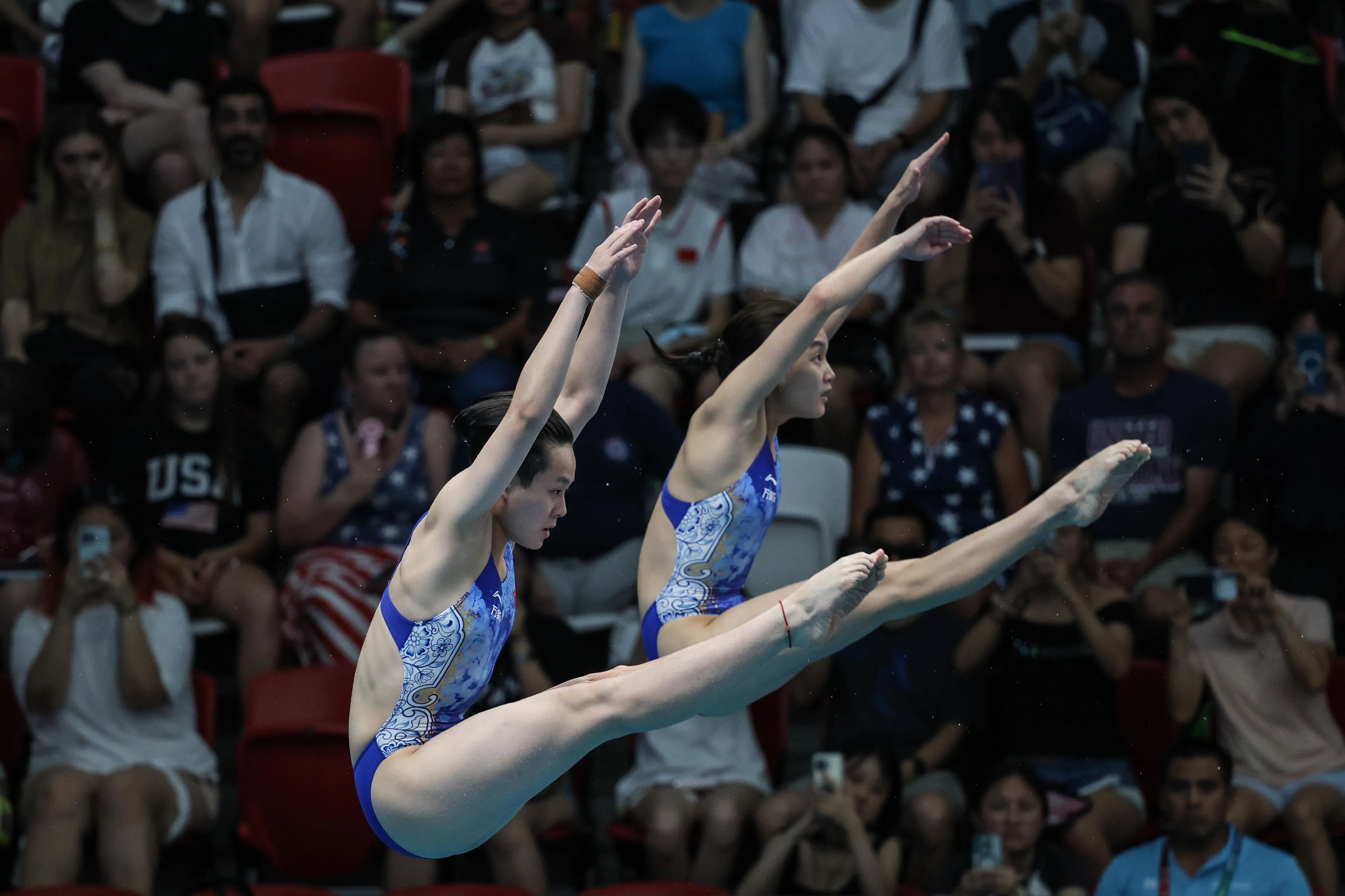 中国队的陈艺文（左）和陈佳在女子3米跳板夺冠。（关俊威摄）