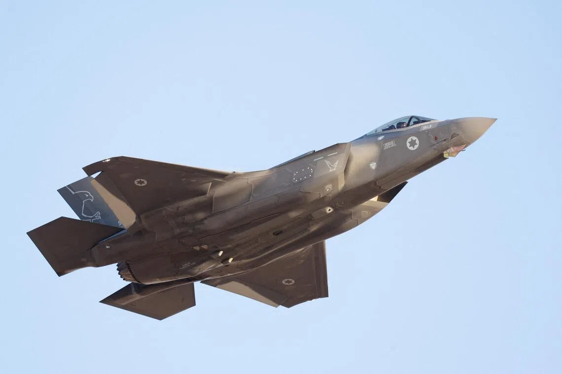 以色列一架F-35战机2023年6月在以色列南部的哈特泽里姆（Hatzerim）空军基地举行的结业仪式上飞行。（路透社）
