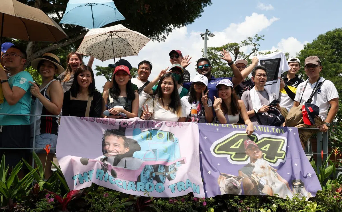 马赛地车手哈密尔顿及迈凯伦车手里恰尔多的粉丝挂起横幅，支持自己心仪的车手。（张思庆摄）