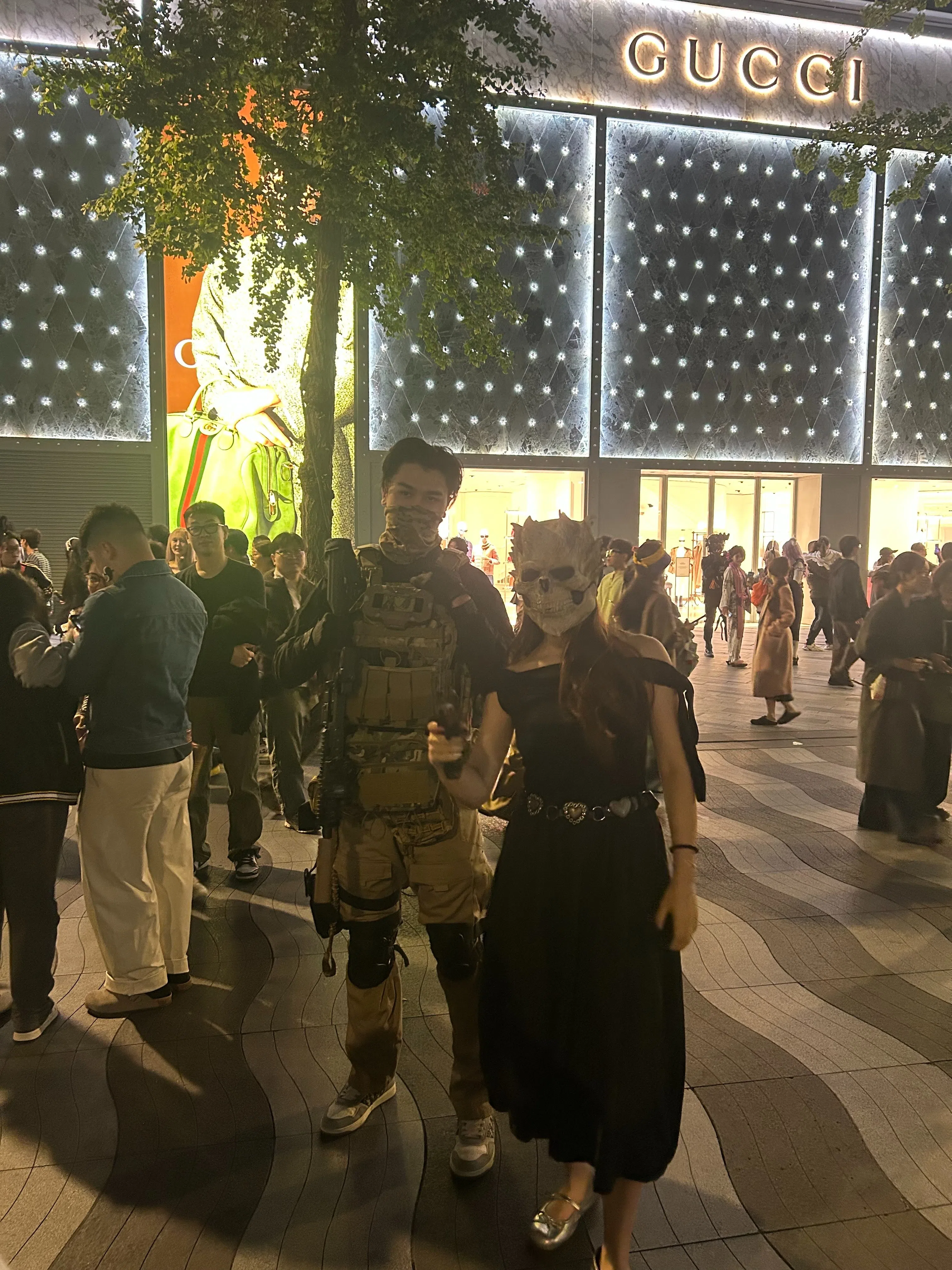 在万圣夜这种最适合来搞怪、出格的节日来临前，杭州爱搞事的青年早在一个月前就开始在社交媒体上预热，周边城市的年轻人兴奋留言说要来杭州感受气氛。（作者提供）