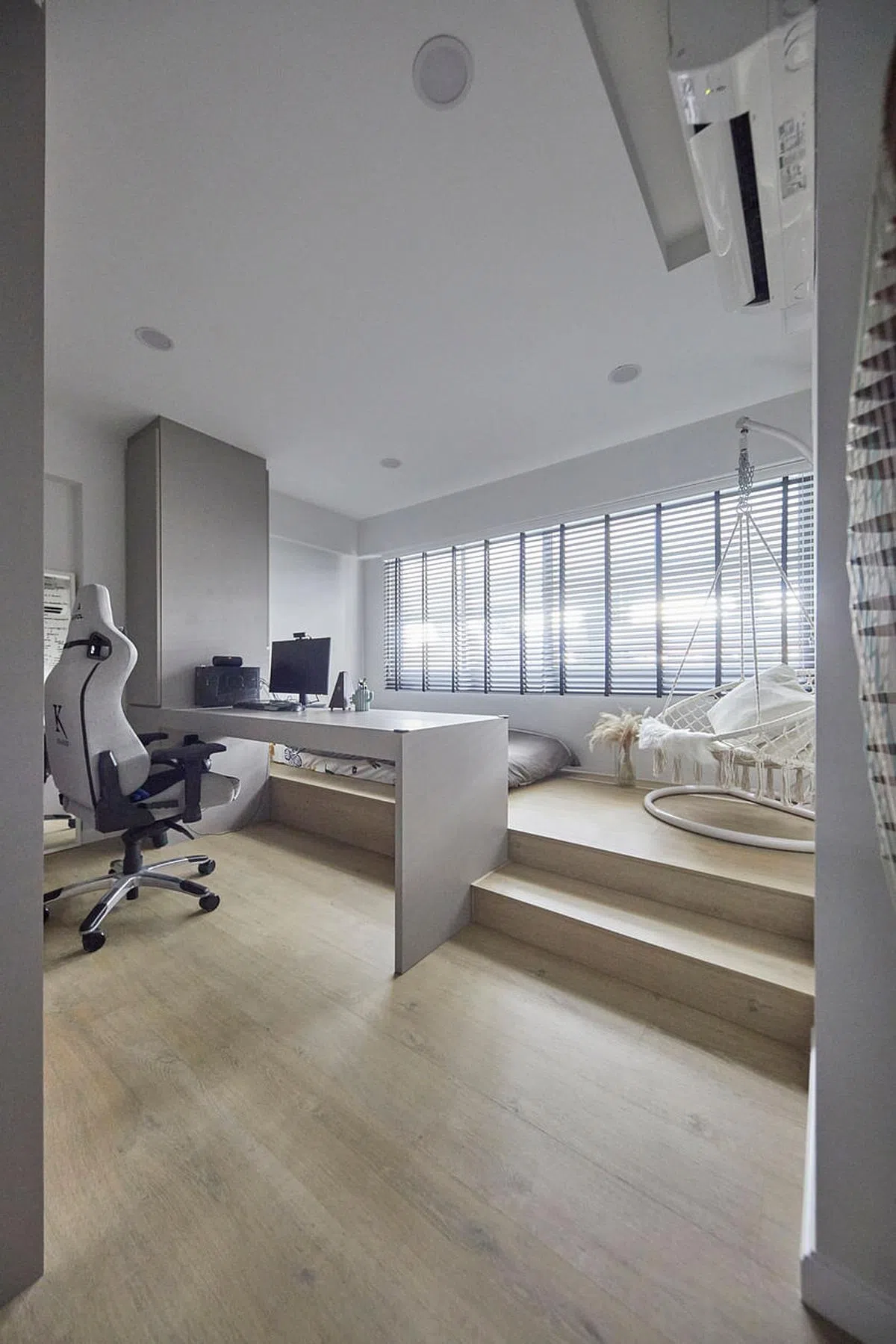 女儿的房间自然光线充足。