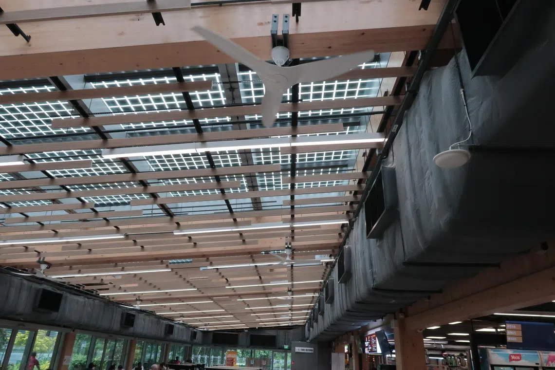 新工大餐厅使用冷气和风扇相结合的制冷模式，优化温控的同时，也让学生通过LLN项目获得节能技术相关数据，一举两得。（张俊摄）