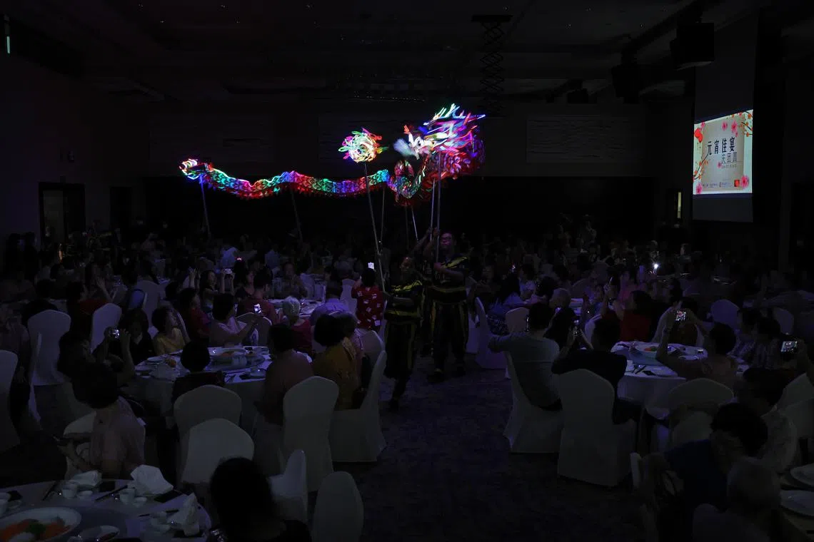 “元宵佳宴庆团圆”以精彩的舞龙开场。（龙国雄摄）