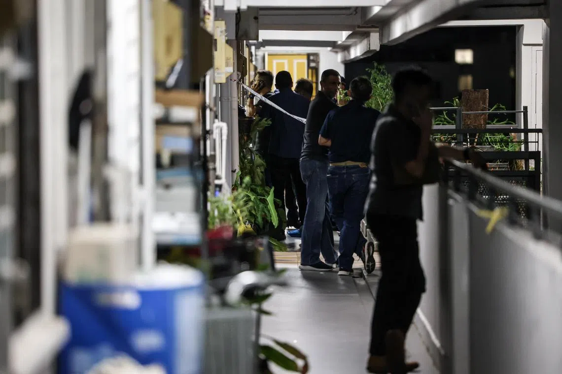 单位外聚集了刑事侦查局人员，现场气氛紧张。（关俊威摄）