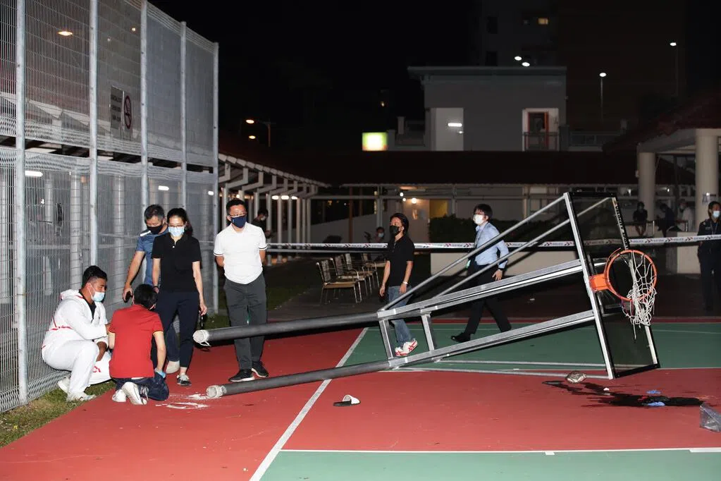 17岁少年灌篮遭篮球架砸死 验尸庭：篮球架存在缺陷