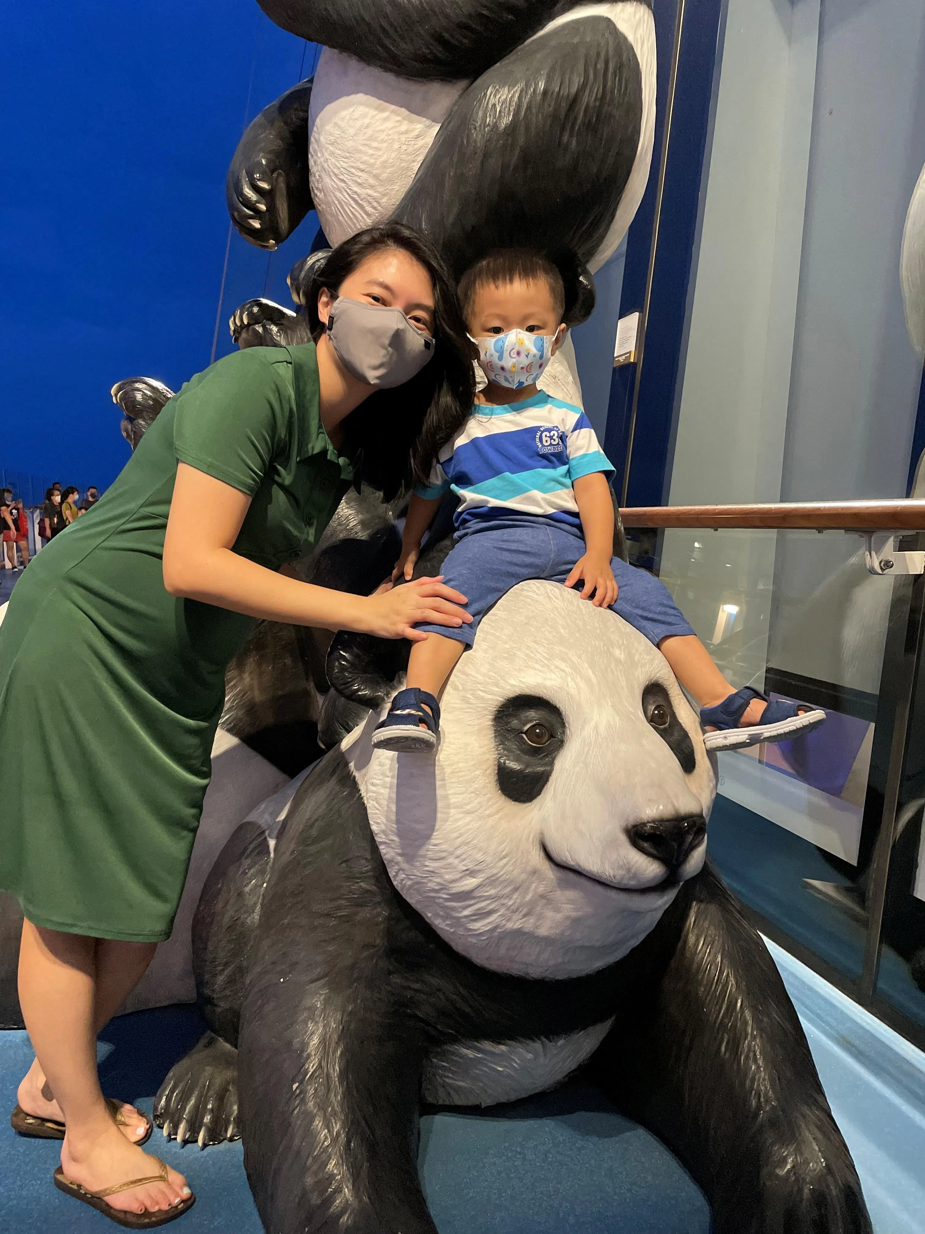 郭炜琳2017年和2018年接连两次流产，许久才走出伤痛，如今育有两个儿子。图为2022年她身怀六甲，与大儿子在游轮上的合照。（受访者提供）