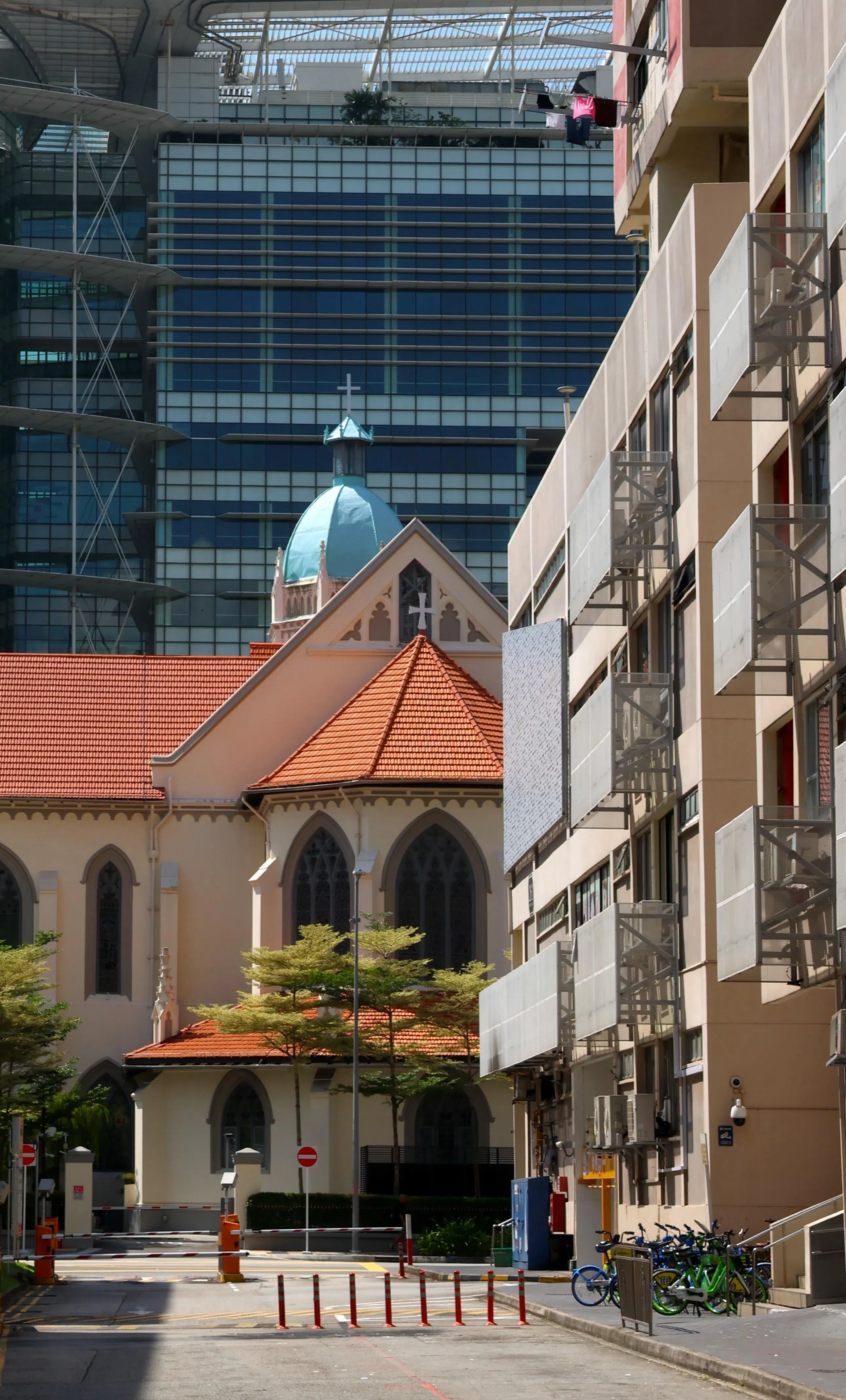 滑铁卢街上，殖民地建筑与高楼大厦和住宅区和谐共处。（陈威仁摄）