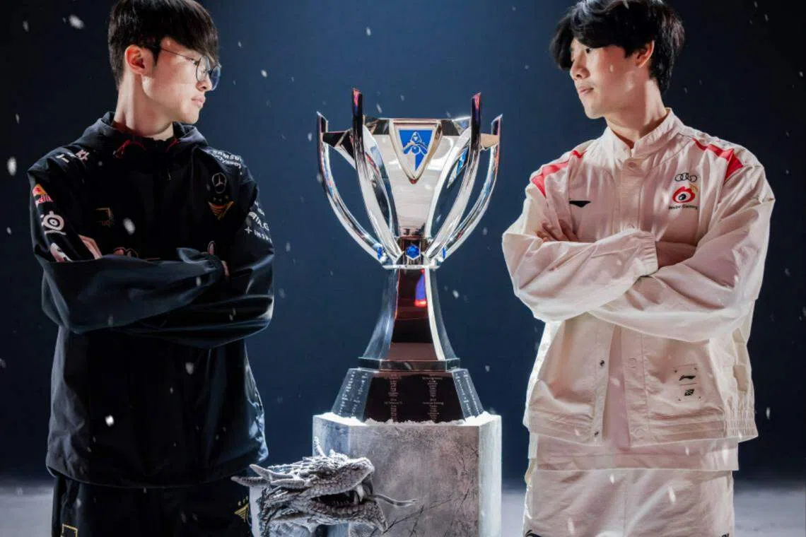 TheShy（右）英雄联盟2023全球总决赛对战传奇选手Faker（左）。（互联网）