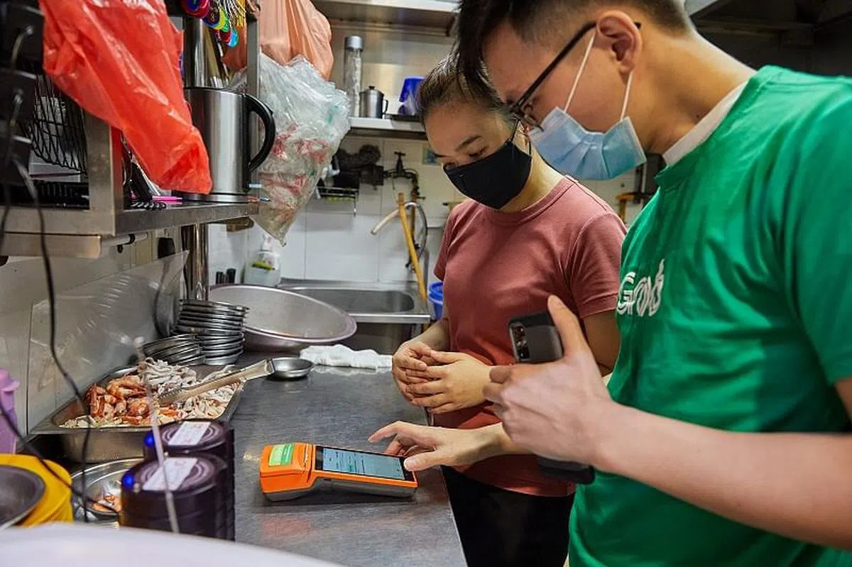 疫情期间，Grab帮忙小贩走上数码化，使用Grab线上送餐或订餐平台。（图／Grab提供）