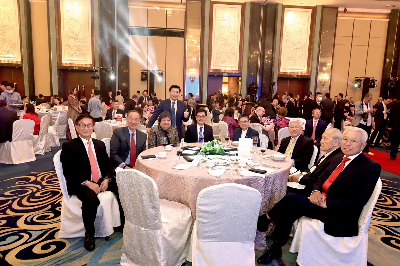 走过百年，《联合早报》始终与政界、学界、商界和华社领袖保持着紧密联系。左起：SPH基金主席黄山忠、前外交部长杨荣文、新报业媒体集团总裁张丽琳、通商中国主席李奕贤、副总理兼经济政策统筹部长王瑞杰、《联合早报》执行总编辑韩咏梅、前内阁部长李玉全、历史学家王赓武教授，以及新加坡宗乡总会名誉会长蔡天宝。（周国威摄）