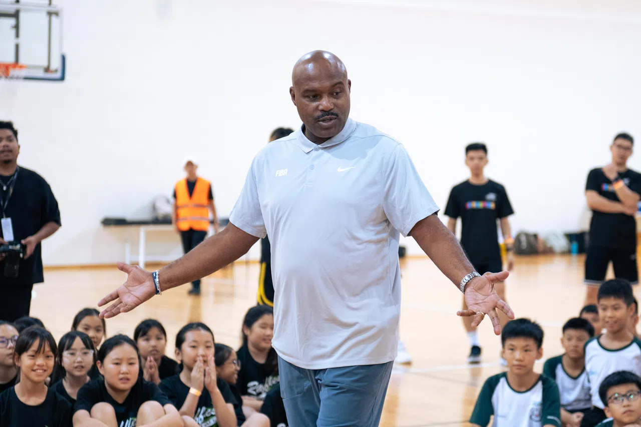 哈达威（中）曾五次参加NBA全明星赛，以变向过人立足联赛。（国际篮联提供）