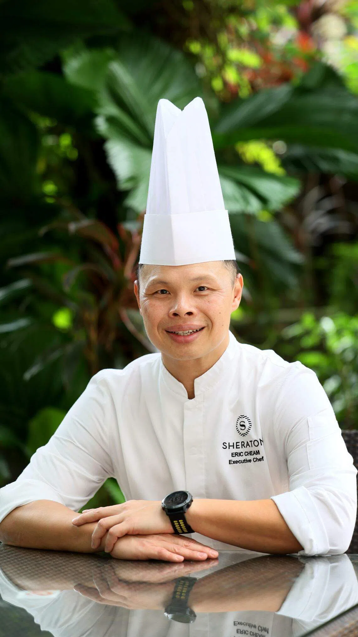 喜来登酒店行政总厨詹资才说火鸡肉会比鸡肉瘦，热量较少。（龙国雄摄）