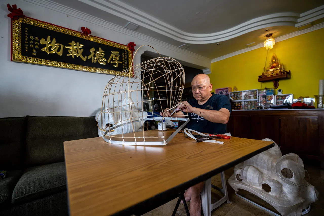 黄宏强的客厅里，挂着朋友送的“厚德载物”牌匾。（叶振忠摄）