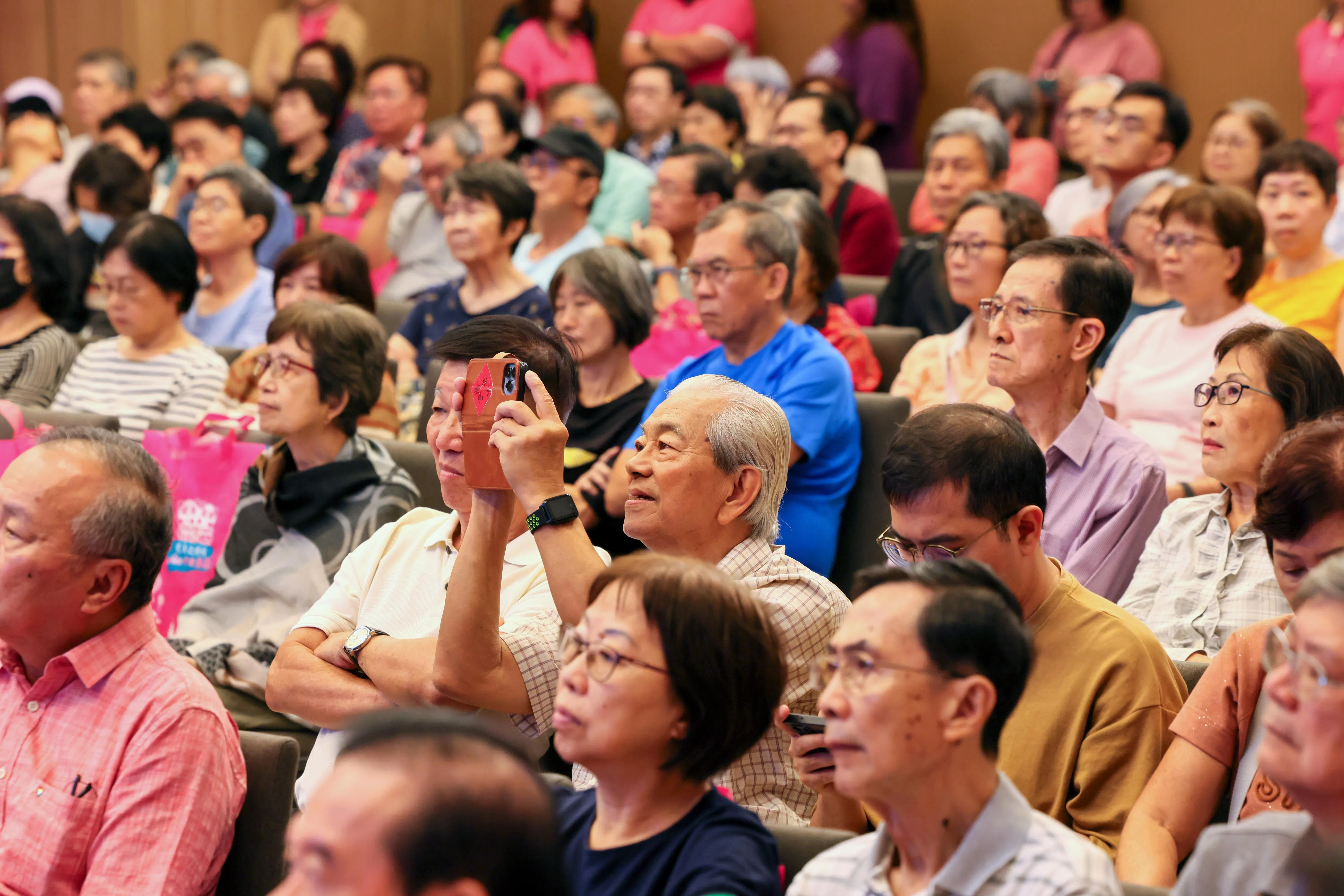 出席分享会者多关心出游时机、衣着和体力分配。（龙国雄摄）