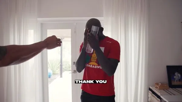 对于自己日后无需再居无定所，戈林博感触掩面痛哭。（互联网）