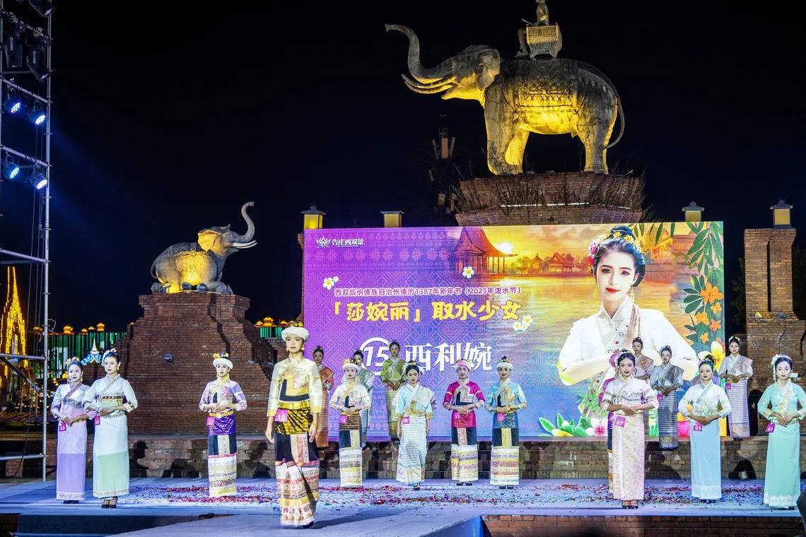 取水少女选拔赛在告庄星光夜市舞台举行。（蔡光发摄）