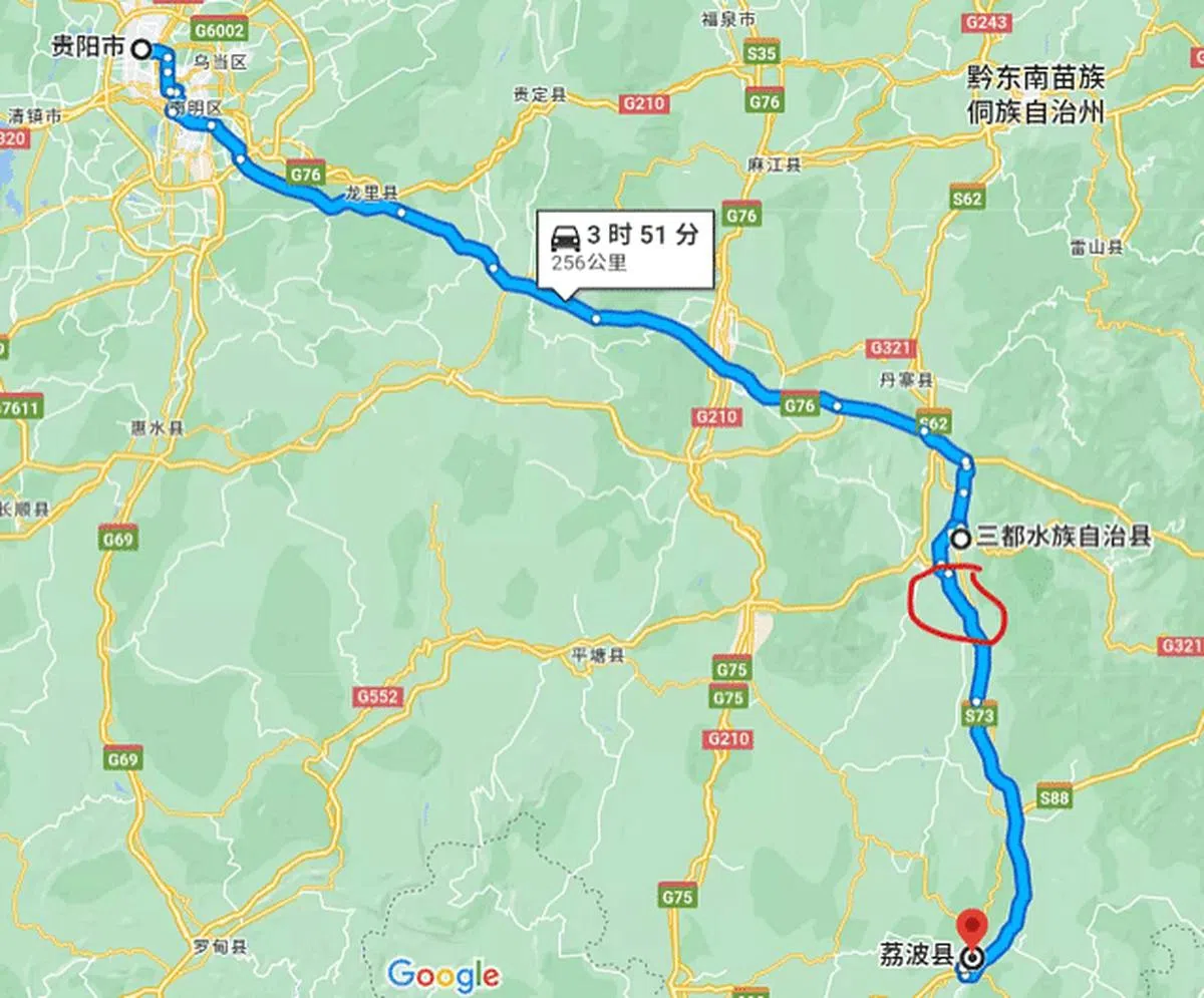 贵阳市距离荔波县大约250公里，行车约需要3小时。红圈处为此次事故发生的大致位置。（互联网/谷歌地图）