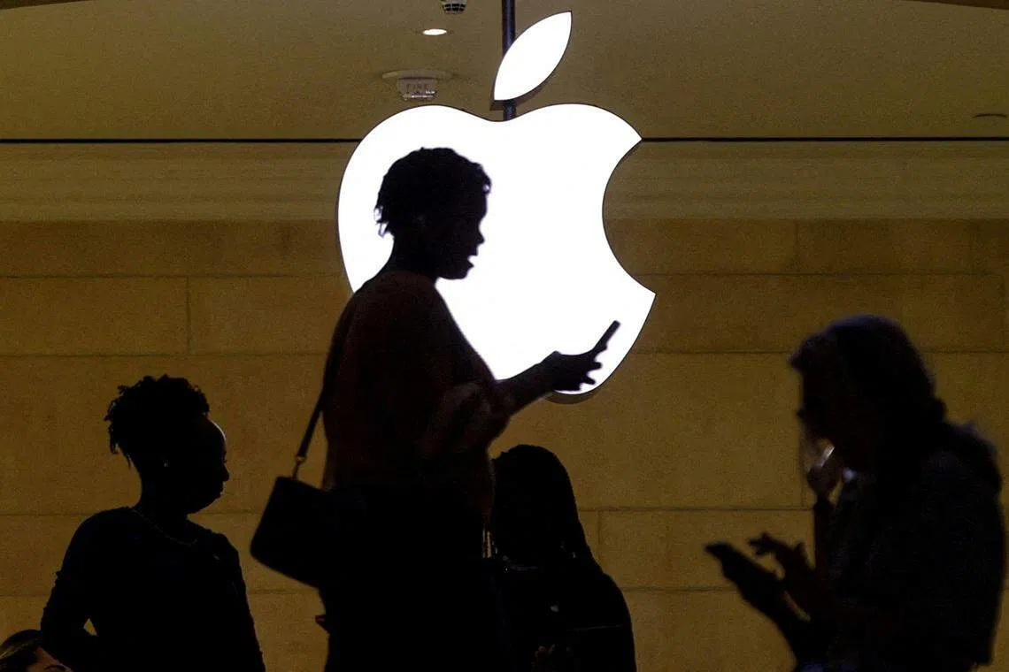 苹果公司的iPhone、Mac和iPad系列的营业额全部都比去年同期逊色。唯有它旗下的服务业的增长强劲，独自支撑第三季度的盈利。（路透社）