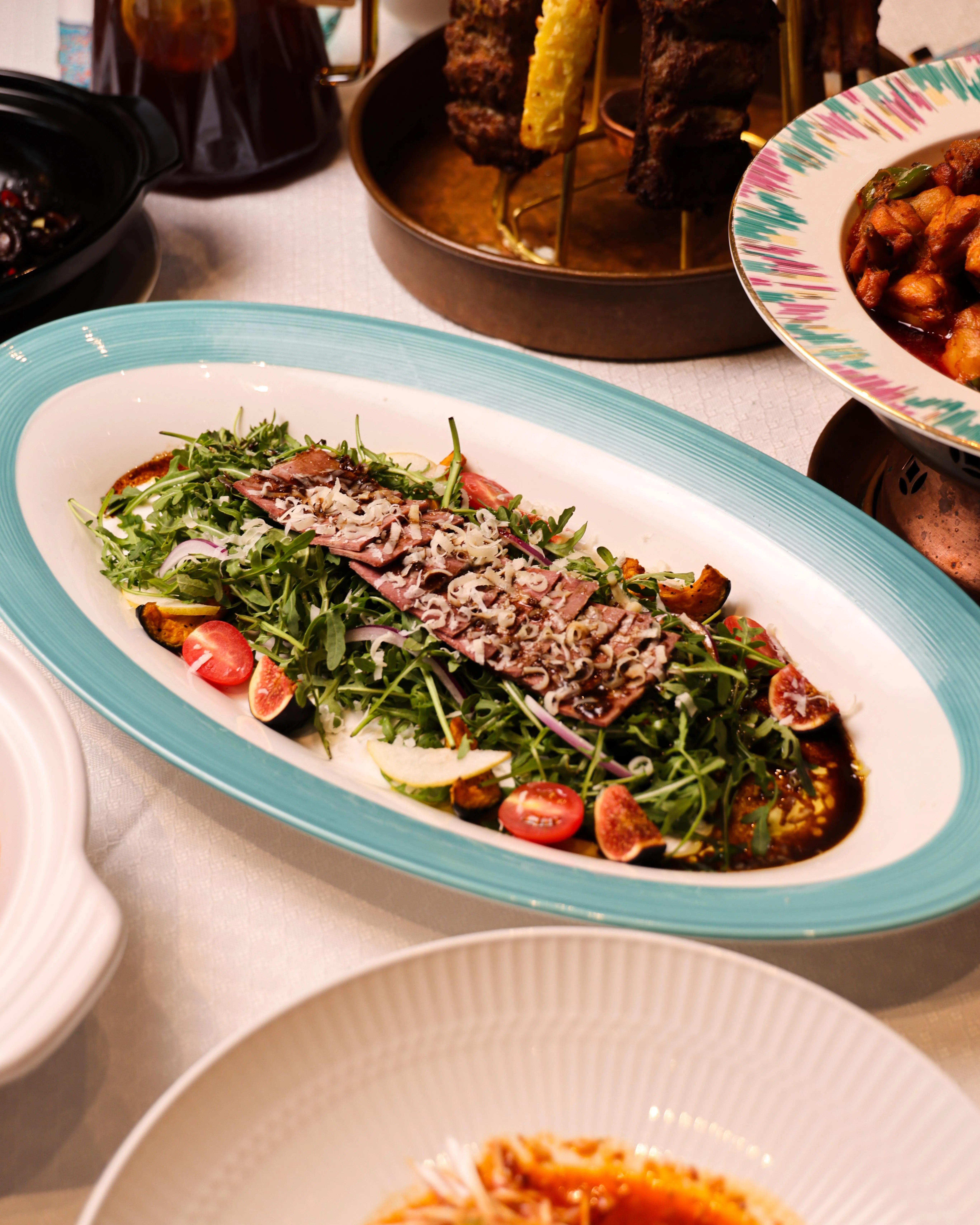 融合西式元素的低温牛肉配帕玛森干酪。（餐馆提供）