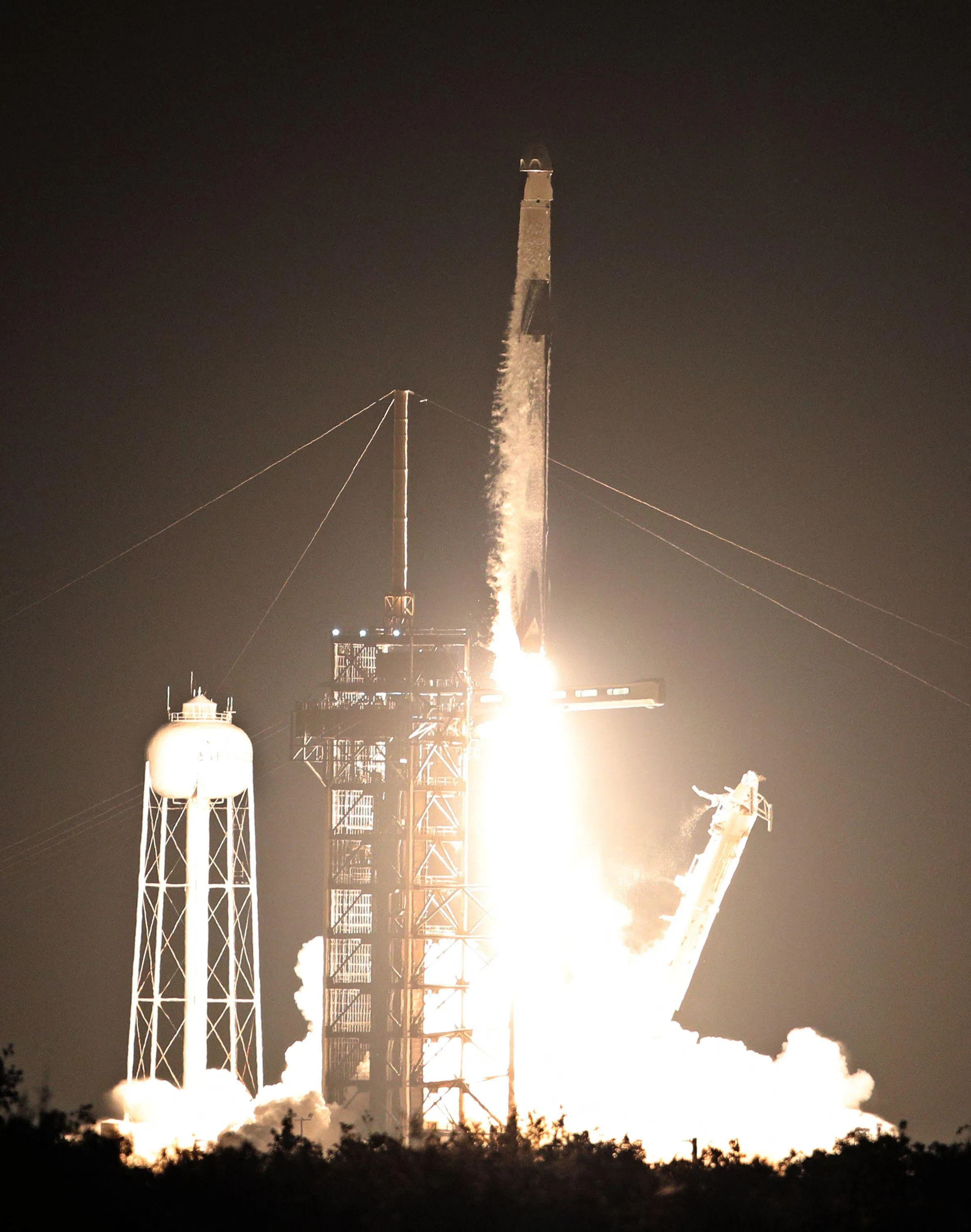 美国西部时间周一晚9时46分（新加坡时间周二早上9时46分），猎鹰9号火箭从佛罗里达州美国宇航局肯尼迪航天中心发射升空，搭载SpaceX载人龙飞船。（法新社）