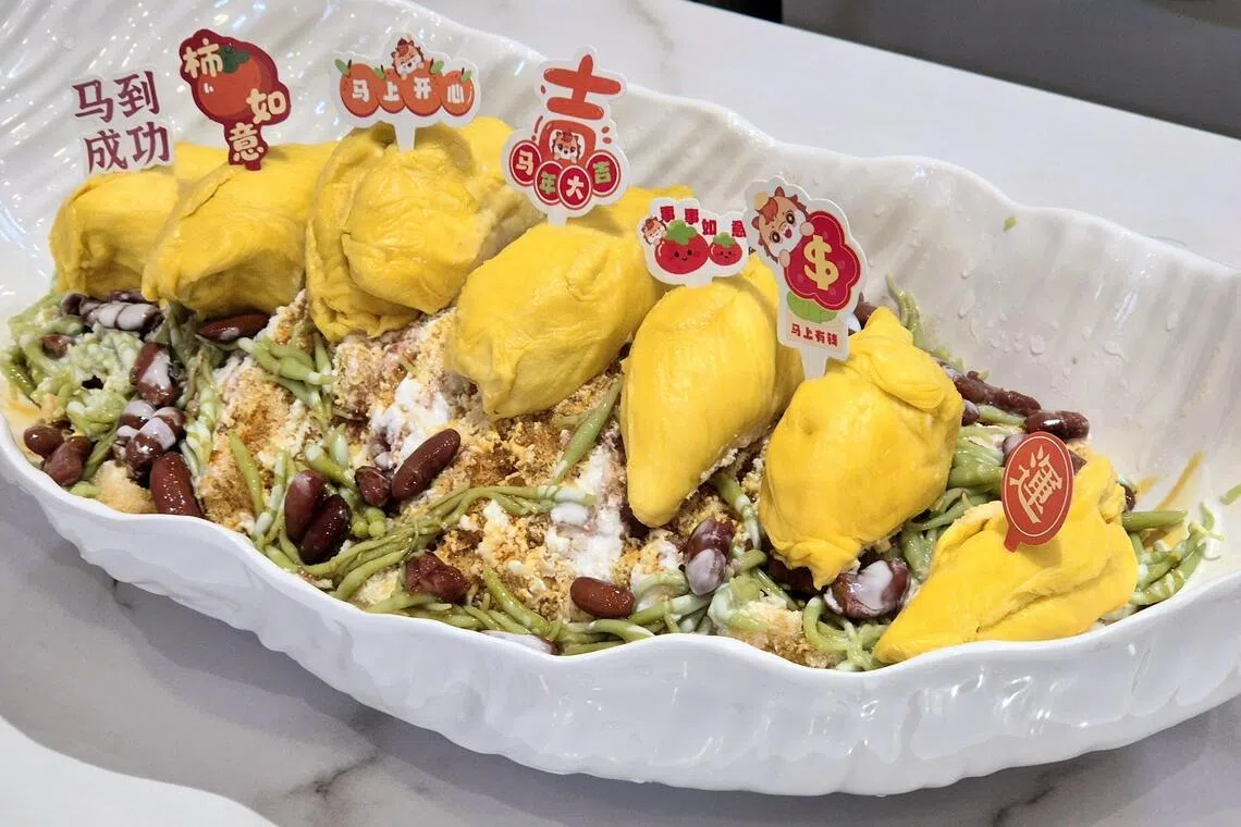 新加坡首创53公分巨无霸榴梿浆绿。（陈爱薇摄）