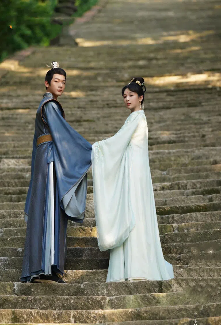 杨紫（右）与张晚意合作的《长相思》让他走进更多人的视野。（互联网）