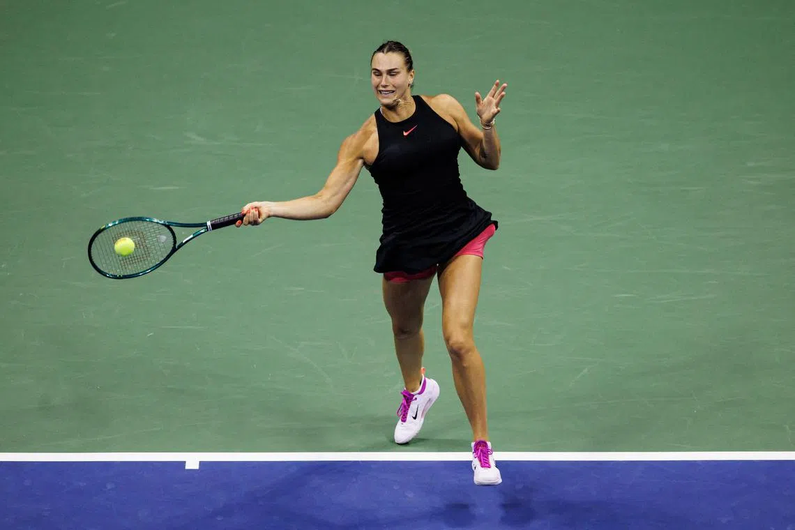 世界排名第二的阿丽娜依靠强大力量压制了美国对手艾玛。（路透社）