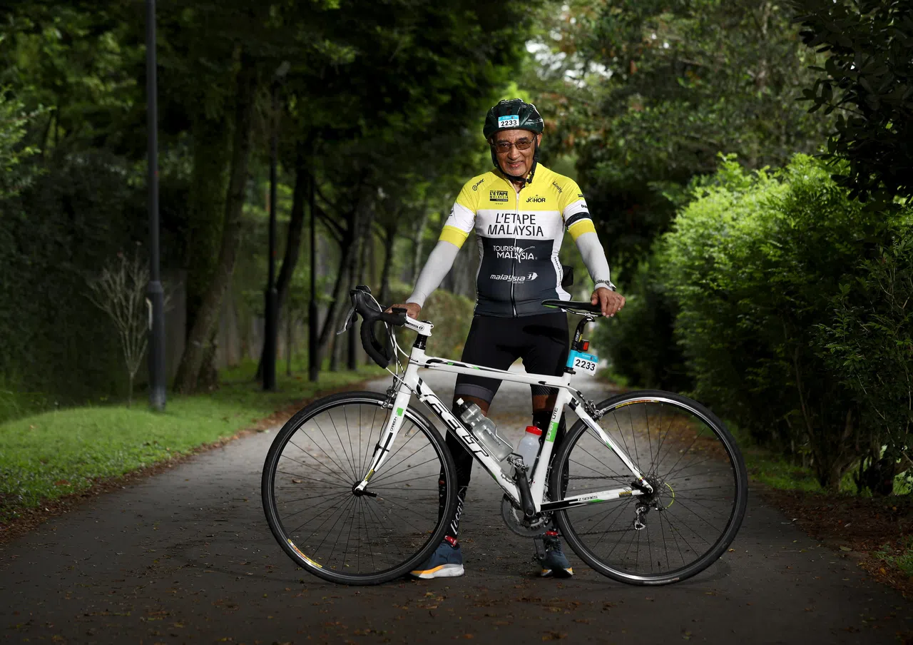 83岁的科吉是本届T100职业铁人三项赛新加坡站中年龄最大的参赛者。（何炳耀摄）