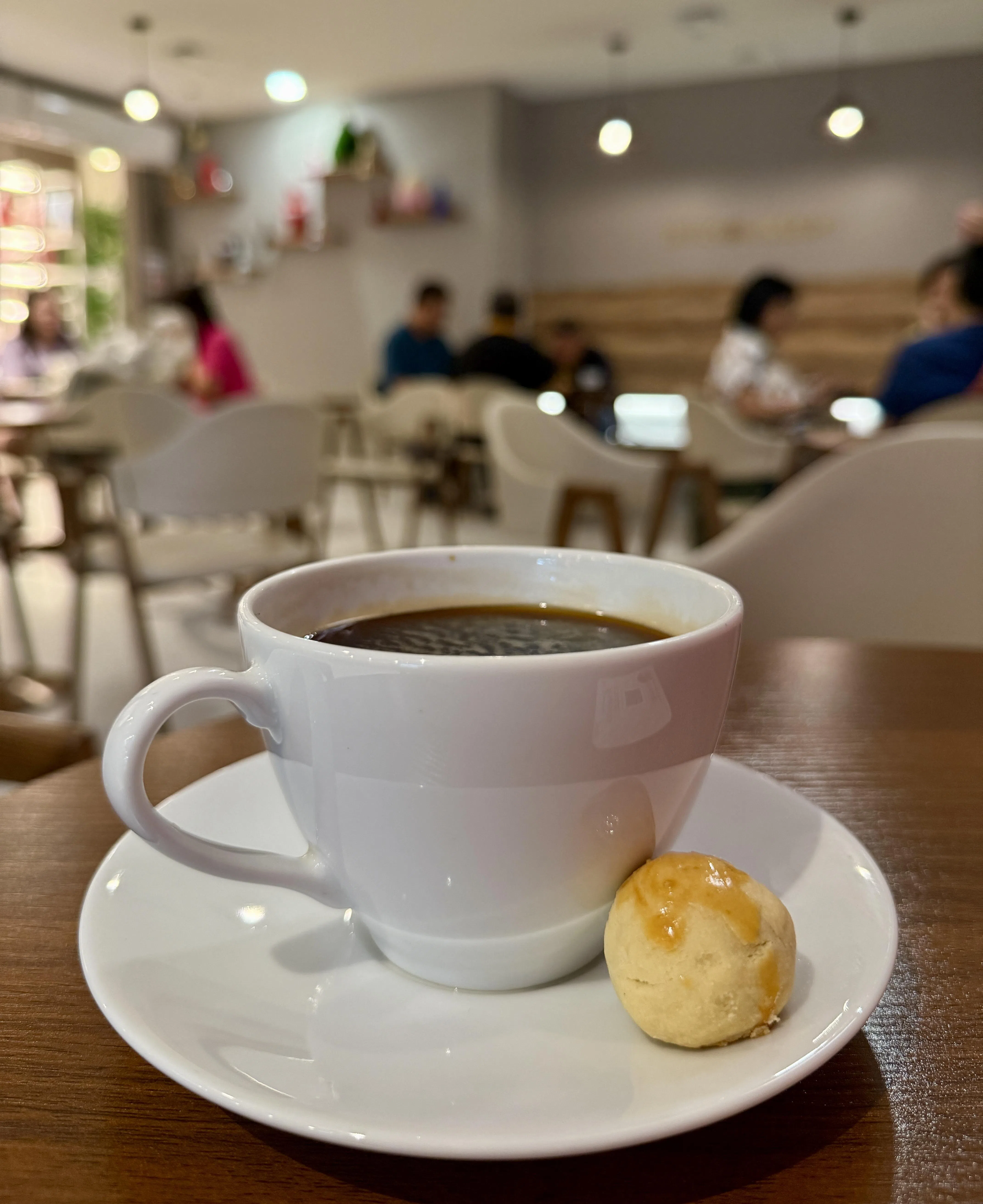 雅柏奥奇百货公司二楼的2112 Bakery，品尝美味咖啡与凤梨酥让人产生幸福感。（陈映蓁摄）