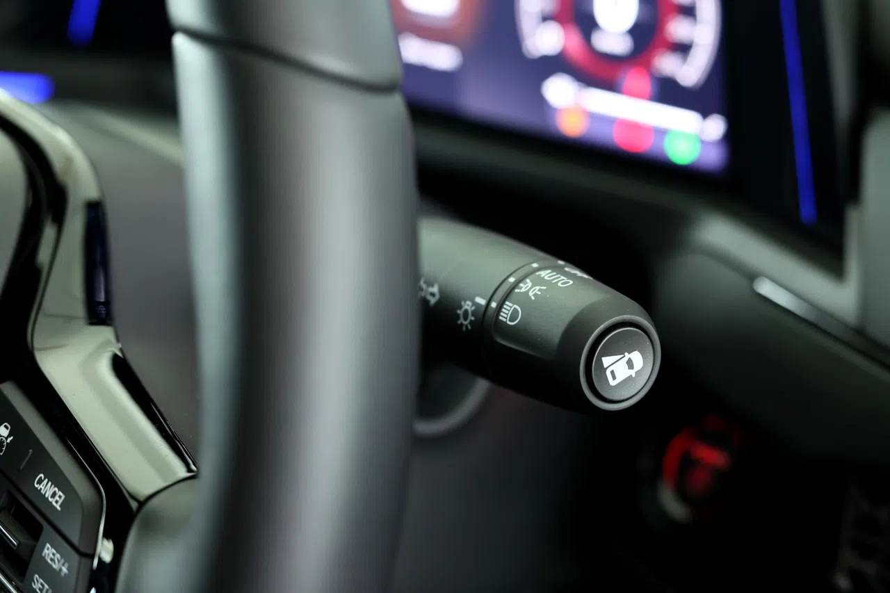 信号灯控制杆上有一个按钮，可显示车子左侧盲点。（龙国雄摄）