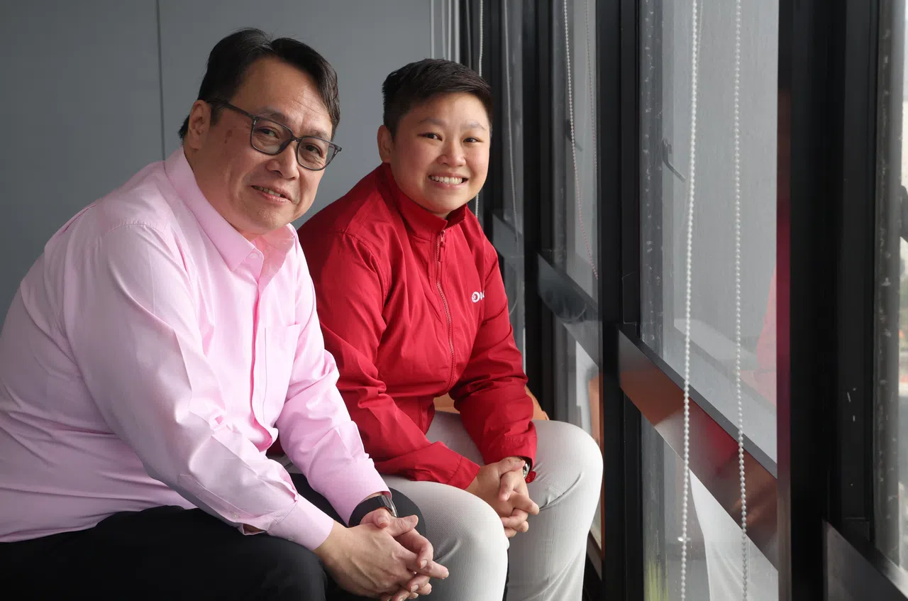 华侨银行集团金融犯罪合规部门反欺诈主管蔡武朴（左）和银行反诈骗单位调查员吴诗韵提醒公众，把银行户头交给不法之徒者，到头来可能面对严重后果。（邬福梁摄）